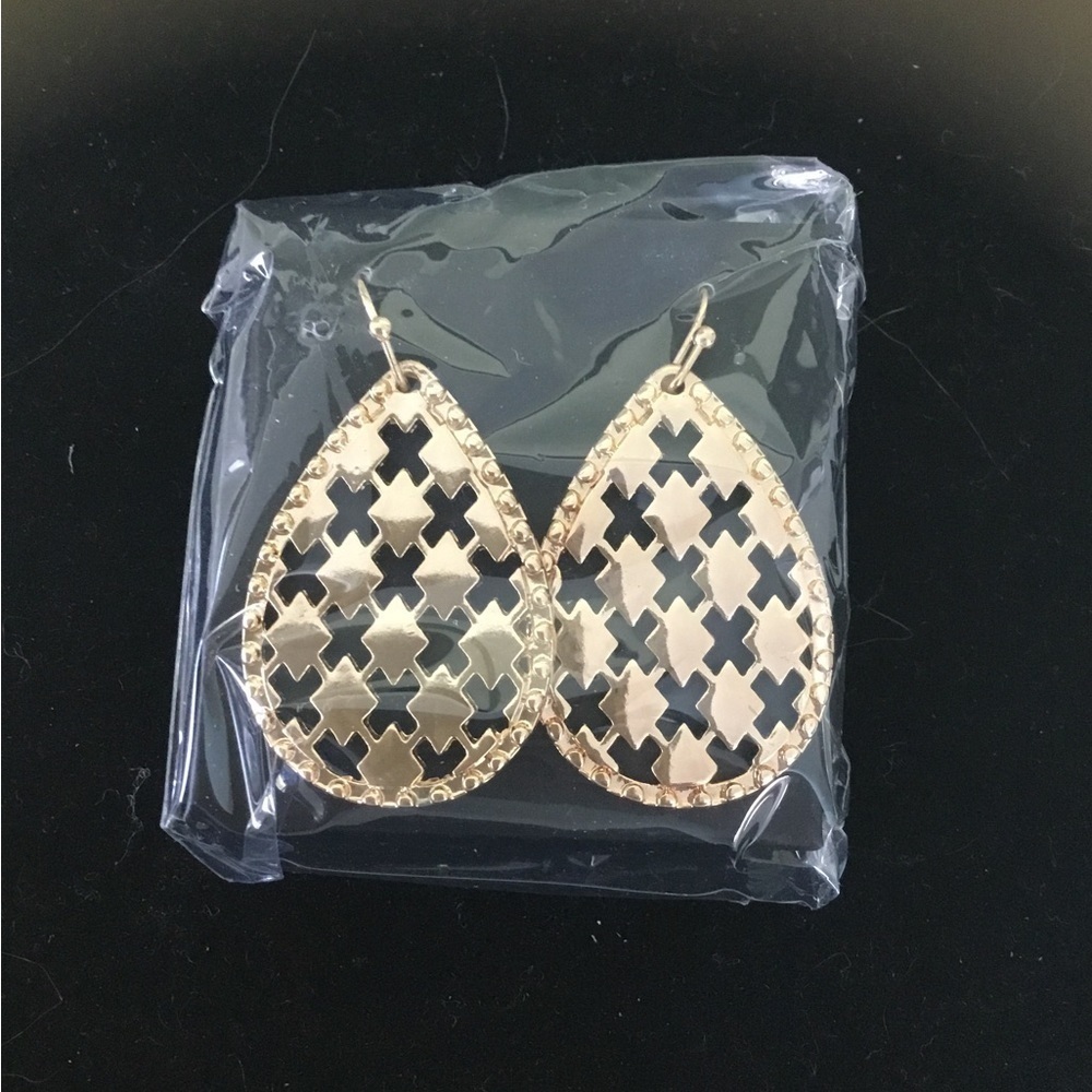 Avon Uniquely Designed Goldtone teardrop earrings